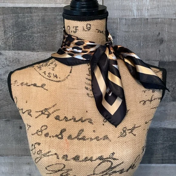 Elegant Leopard Print Scarf - Picture 2 of 16